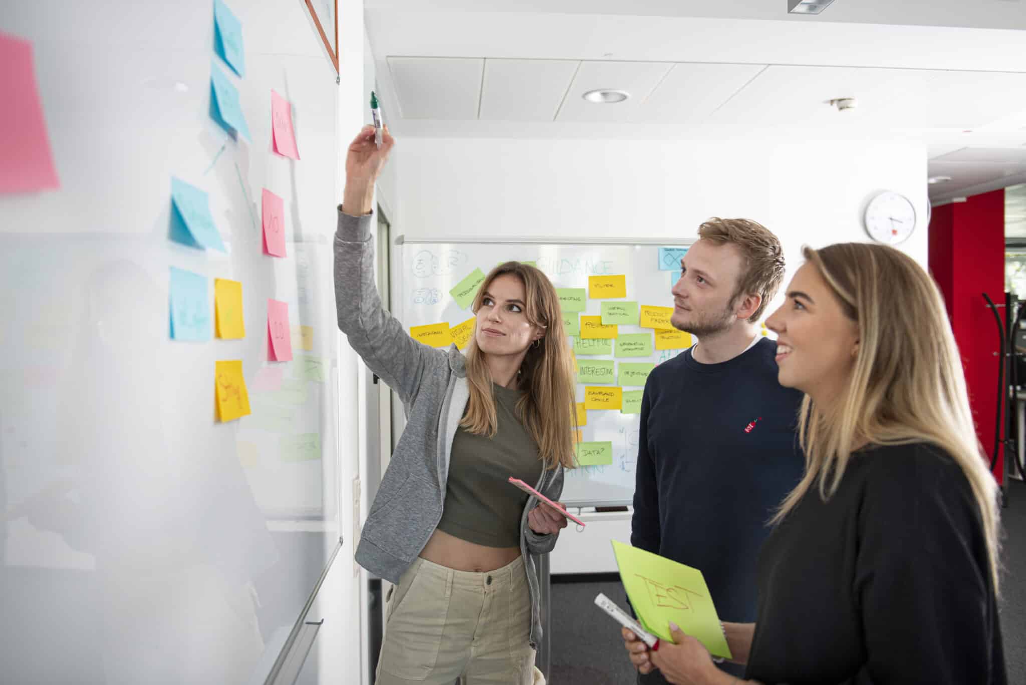 UX Researcher Kollegen vor einem Whiteboard